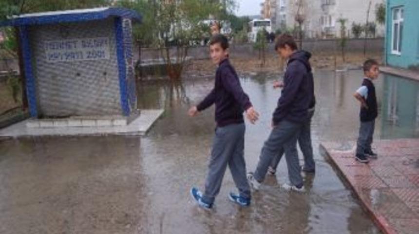 Lağım Kokusundan Sınıflara Giremediler