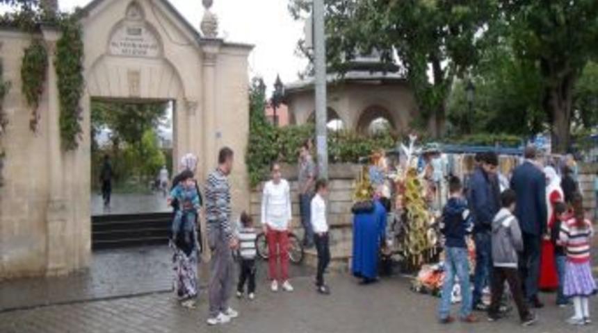 Veysel Karani T&uuml;rbesi Ziyaret&ccedil;i Akınına Uğruyor