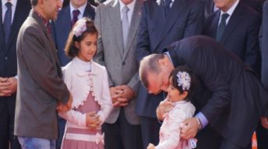 Başbakan Erdoğan, Depremzede Ercişlilere Yeni Evlerinin Anahtarını Verdi