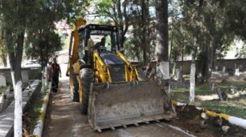 Mezarlıklar Bayrama Hazır
