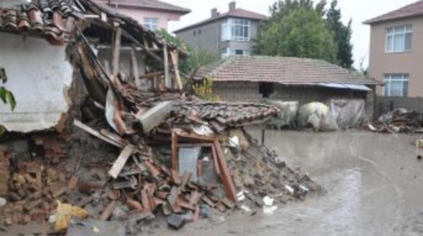 B&uuml;y&uuml;kkarıştıran Beldesi Selin Izlerini Silmeye &Ccedil;alışıyor