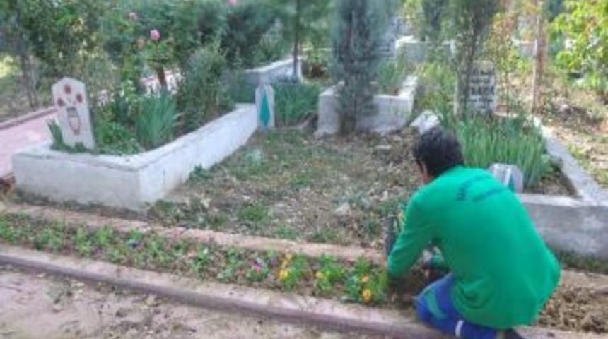 Kartepe'deki Mezarlıklara Bayram Bakımı