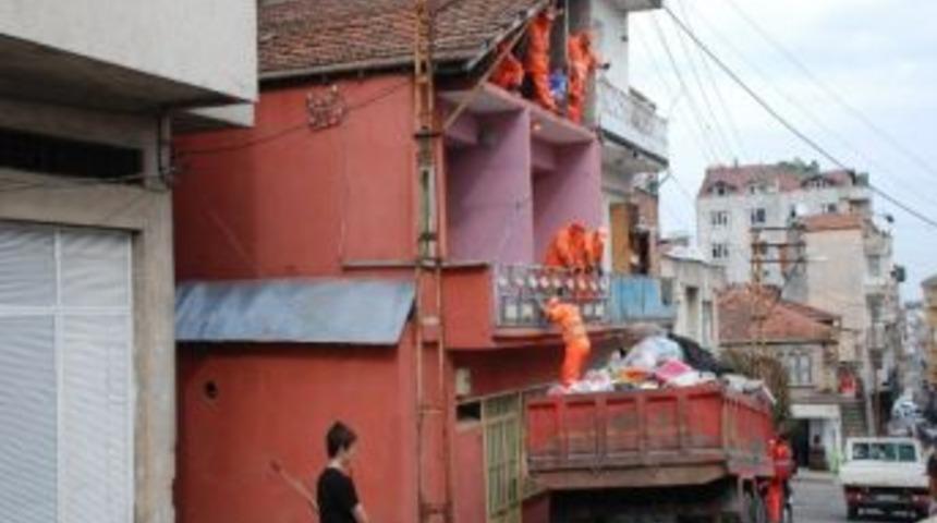 Evden 8 Kamyon &Ccedil;&ouml;p &Ccedil;ıktı