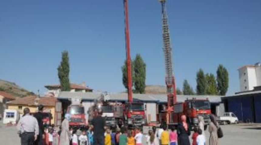 42 Metre Y&uuml;ksekliğe &Ccedil;ıkan &Ouml;ğretmenlerini Hayretle İzlediler