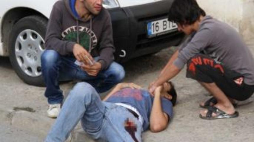 Yaralı S&uuml;r&uuml;c&uuml; 100 Metre İlerideki Hastaneye Yarım Saat Sonra G&ouml;t&uuml;r&uuml;lebildi