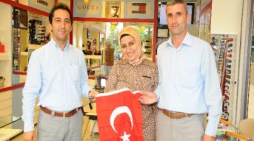 Aesob Esnafa T&uuml;rk Bayrağı Dağıtıyor