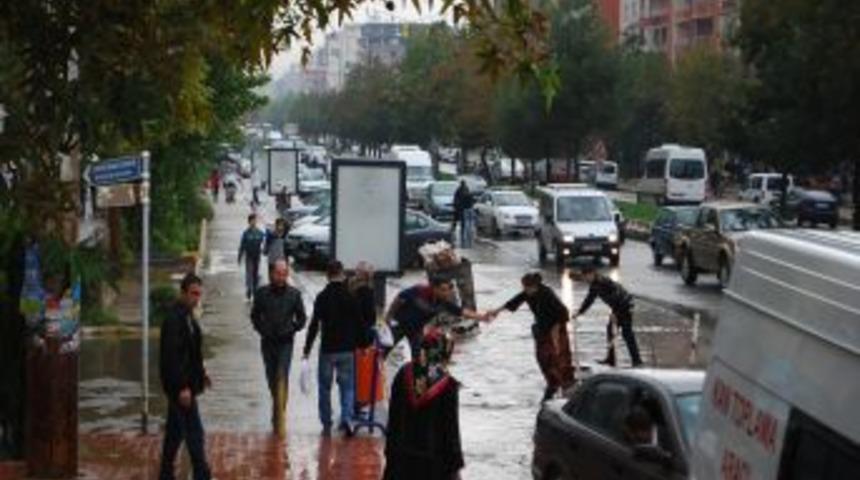 Batman&rsquo;da Sağanak Yağış Sonrası Caddeler G&ouml;le D&ouml;nd&uuml;