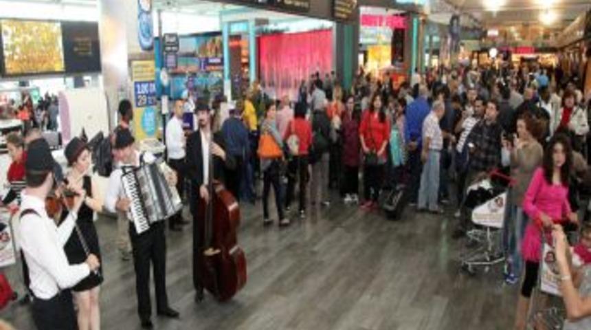 Yurtdışına Gidenler M&uuml;ziklerle Uğurlanıyor