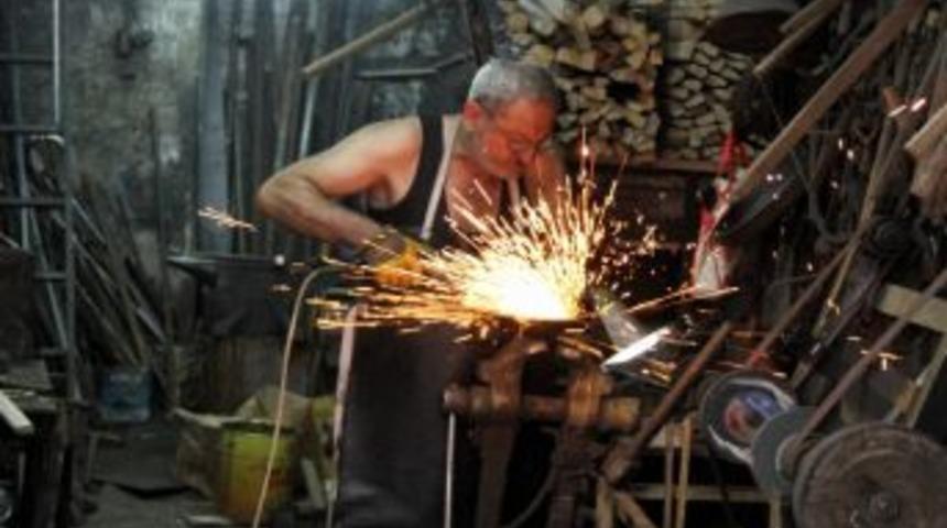 Bı&ccedil;aklar Kurbana Bileniyor