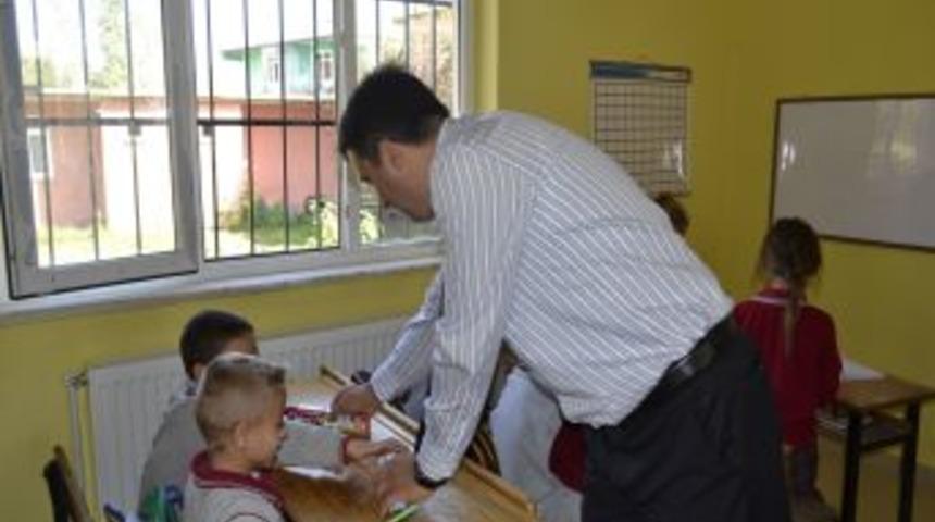 Kaymakam Malğaç, Minik Öğrencilere Diş Fırçası Ve Macun Dağıttı