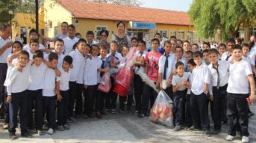 Burhaniye Belediyesi Ilkokula Spor Malzemesi Verdi