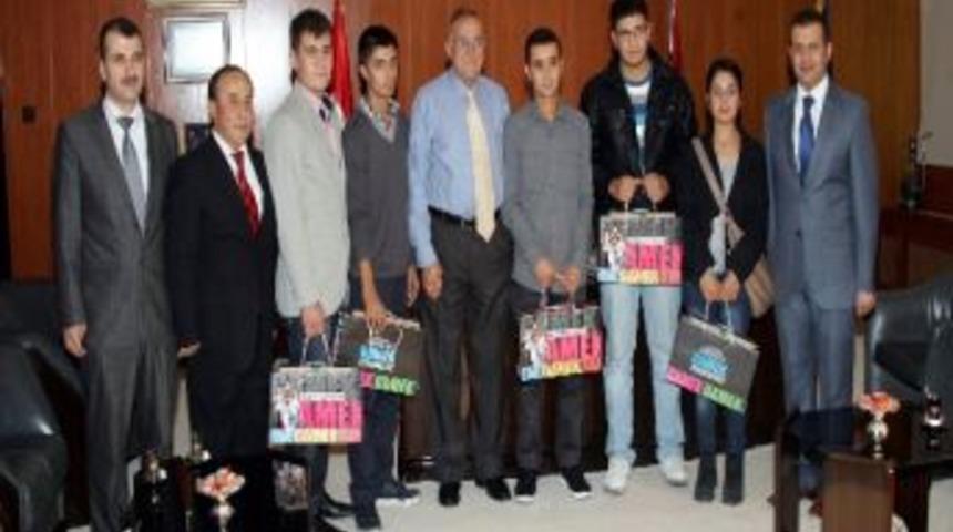 Başkan G&uuml;zelbey Gamek'te Başarılı Olan &Ouml;ğretincileri &Ouml;d&uuml;llendirdi