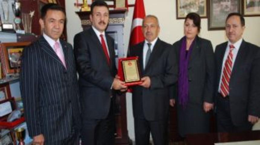 Başkan G&ouml;zen&rsquo;e Plaket