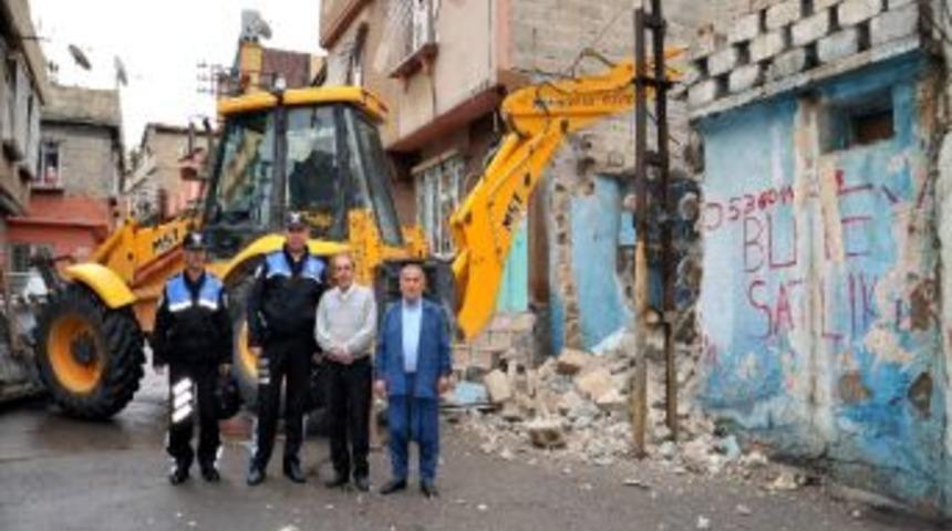 Şahinbey Belediyesi Metruk Yapıları Temizliyor