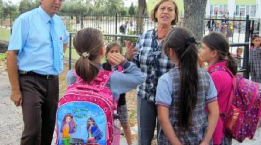 &Ouml;ğrenci Velileri Okul &Ouml;n&uuml;nde Trafik Levhası Ve Hız Kesici Istedi