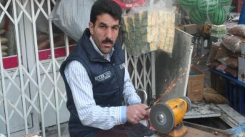 Bayram Yaklaşıyor, Bı&ccedil;aklar Bileniyor