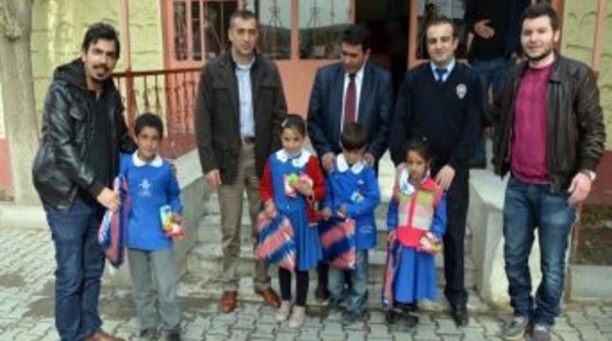 Diyadin Polisinden &Ouml;ğrencilere Bayram Hediyesi