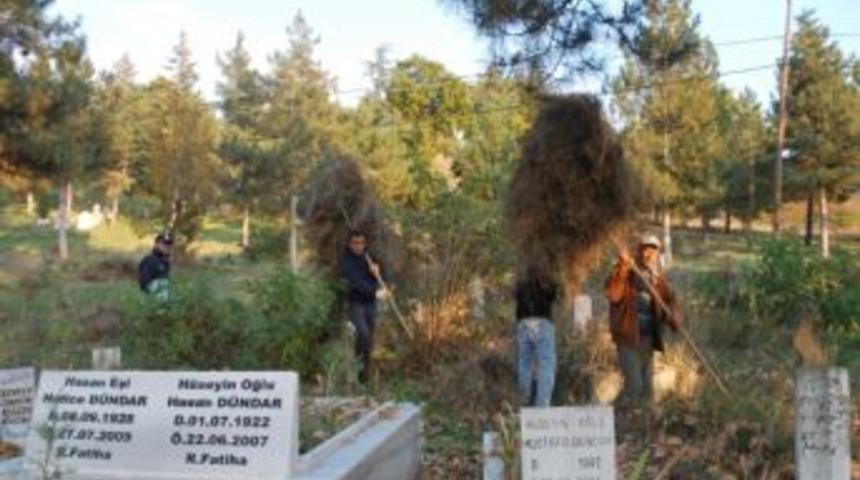 Mezarlıklarda Bayram Temizliği