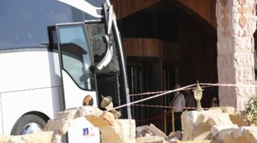 Otelin &Ouml;n&uuml;nde &Uuml;zerine Taş D&uuml;şen &Ccedil;inli Turist Hayatını Kaybetti