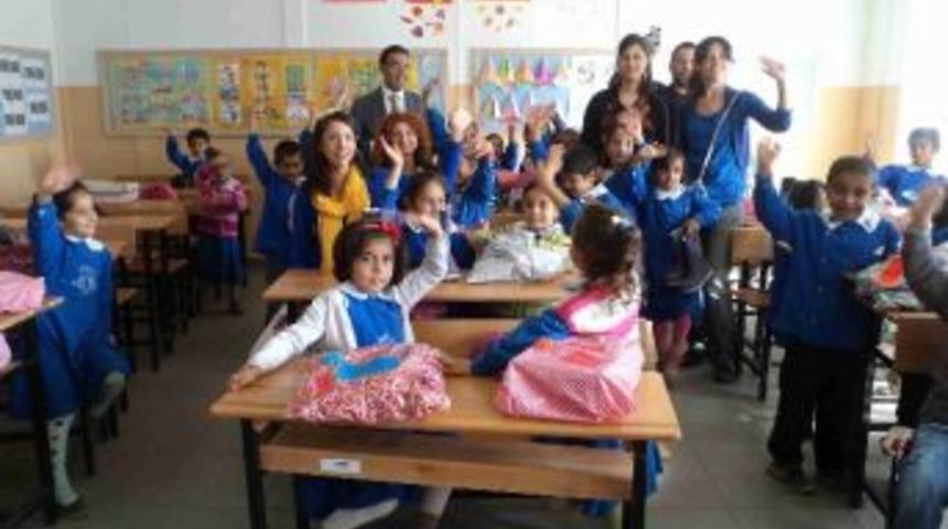 Varto H&uuml;rriyet İlk&ouml;ğretim Okulu &Ouml;ğrencilerine Ayakkabı Ve Bot Hediye Edildi