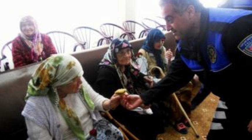 Polisler Huzurevini Ziyaret Etti