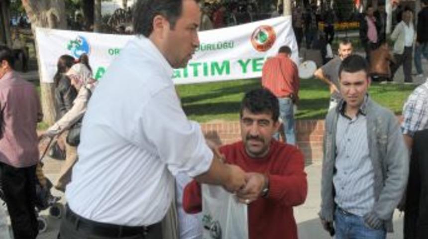 &Ccedil;orum'da Bayrama &Ouml;zel Fidan Dağıtıldı