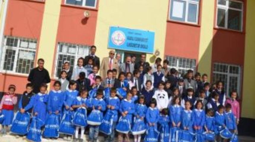 Kızılay, Sarıkaya&rsquo;da Bin 134 &Ouml;ğrenciye Giysi Dağıttı