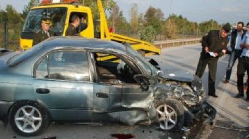 İki Otomobil Kafa Kafaya &Ccedil;arpıştı