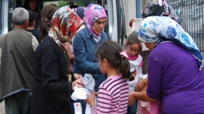 Kozan Belediyesi'nden Bayram &Ouml;ncesi Giysi Yardımı