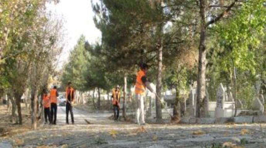 Sungurlu&rsquo;da Mezarlıklar Bakıma Alındı