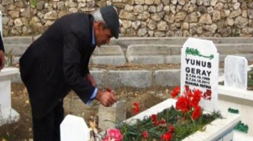 Van Depreminin Sembolü Yunus’un Kabrine Karanfil