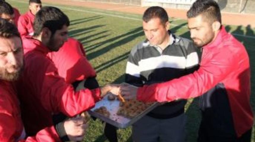 Sarıkamış Esnafspor&rsquo;a Baklavalı Destek