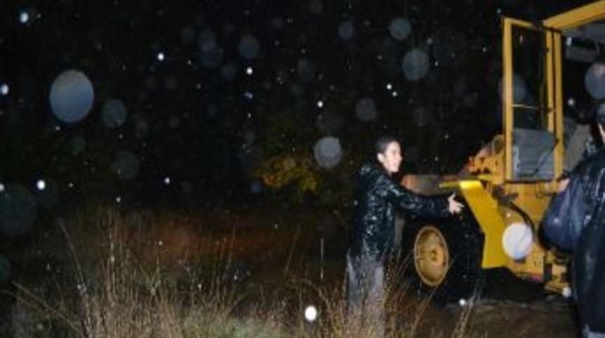 Şiddetli Yağışta Mahsur Kalan Şahıs, İş Makinesiyle Kurtarıldı