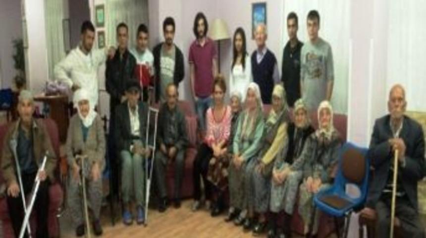 &Ouml;demiş Gen&ccedil;lik Meclisi Huzurevinde Yaşlılarla Bayramlaştı