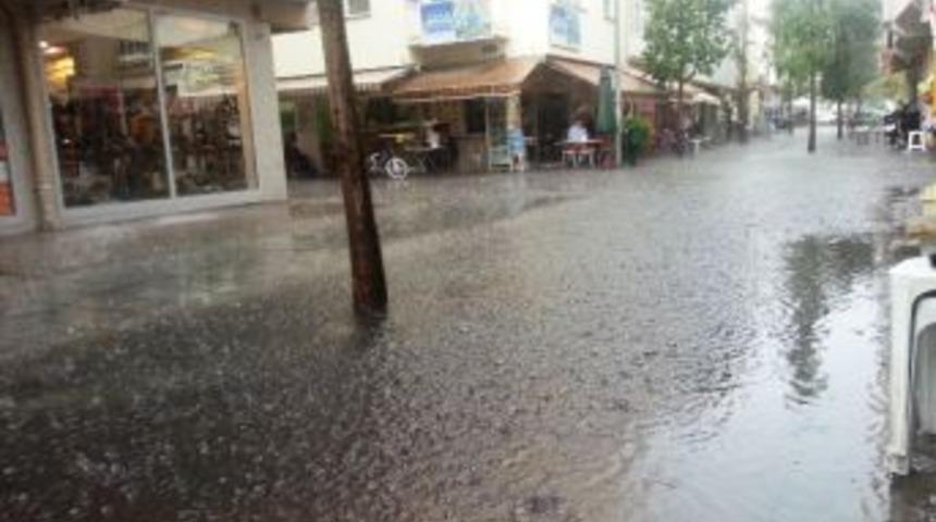 Sel&ccedil;uk'ta Sağanak Yağmur Korkuttu