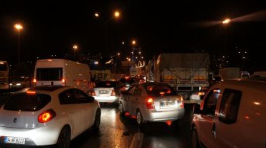 Bayram Tatili I&ccedil;in Yola &Ccedil;ıkan İstanbullular Trafiğe Yakalandı