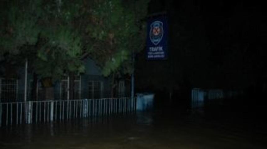 &Ccedil;erkezk&ouml;y&rsquo;de Mahsur Kalan Vatandaşlar Kurtarılıyor