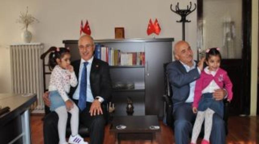 Ak Parti Milletvekillerinden &Ccedil;ocuk Yuvası'na Ziyaret