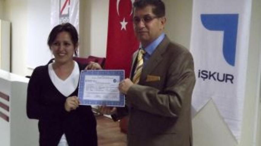 Kursiyerler, Bilgisayarlı Muhasebe Kursu Sertifikalarını Aldı