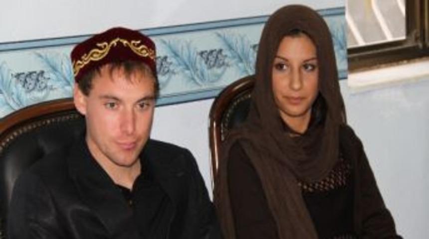 Sevdiği Kız Uğruna M&uuml;sl&uuml;man Oldu