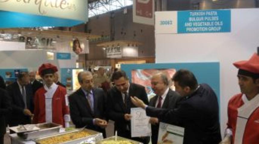 T&uuml;rk Bulguru Paris&rsquo;te G&ouml;r&uuml;c&uuml;ye &Ccedil;ıktı, Avrupa Ve Uzakdoğulular Ilgi G&ouml;sterdi