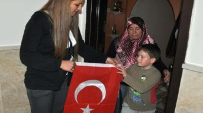 G&ouml;lbaşı Belediyesi'nden Vatandaşlara 15 Bin Bayrak