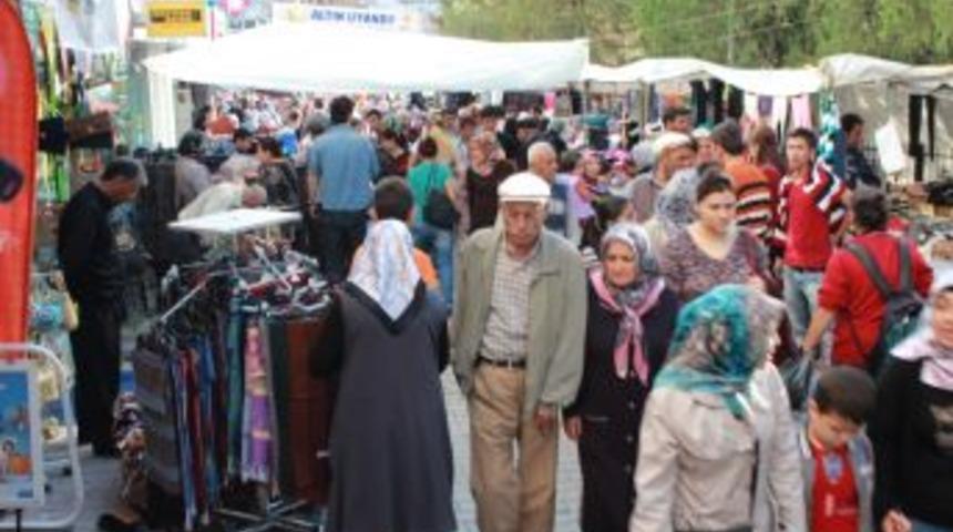 Caddeler doldu taştı