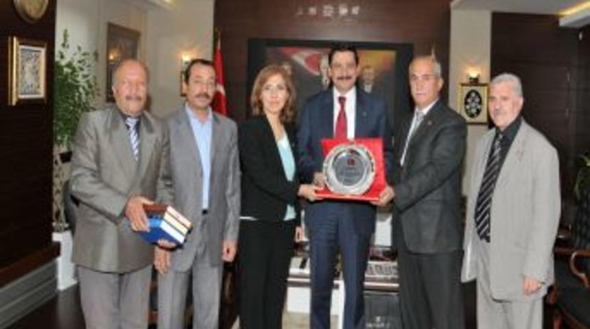 Muhtarlardan Başkan Ak'a Teşekk&uuml;r Plaketi