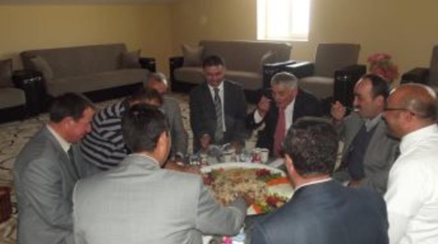 Belediye Başkanı Ve Daire Amirleri Maklube Ziyafetinde Bir Araya Geldi