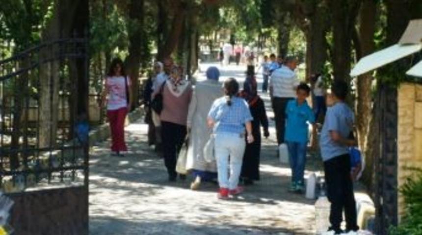 Kemalpaşa&rsquo;da Arife G&uuml;n&uuml; Mezarlıklar Unutulmadı