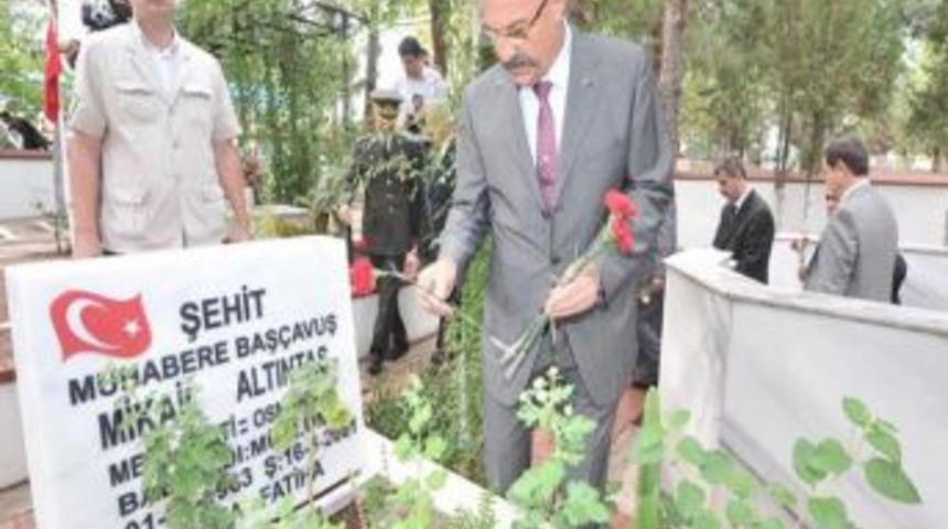 Vali Cerrah, Şehitlikleri Ziyaret Etti