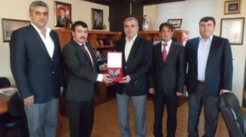 G&uuml;meli İlk&ouml;ğretim Okulundan Odabaş&rsquo;a Teşekk&uuml;r Plaketi