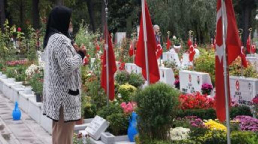 Şehitlerinin Başında Dua Edip G&ouml;zyaşı D&ouml;kt&uuml;ler