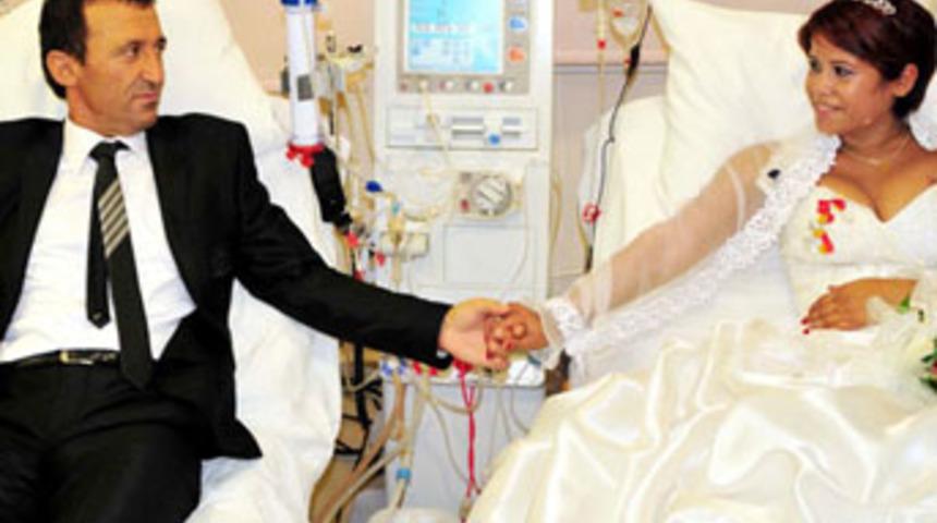 Gelinlik ve damatlıkla diyalize girdiler